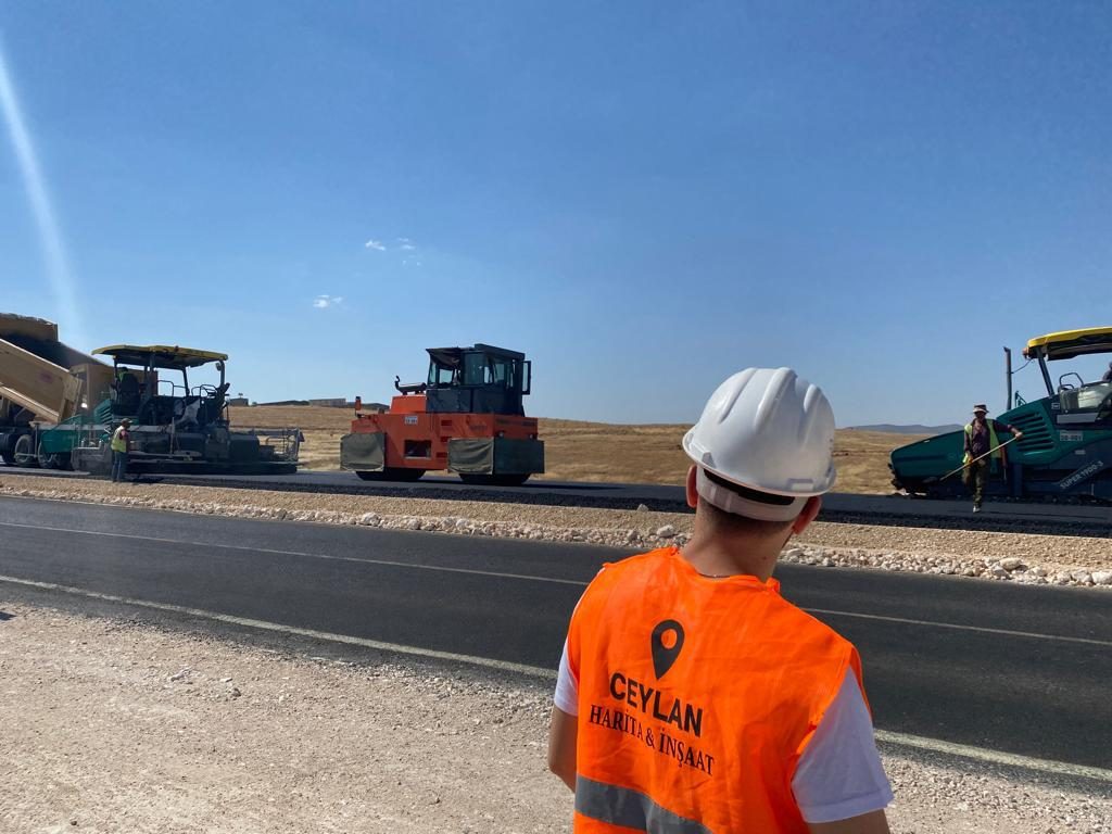 Asfalt şantiyesinde altyapı denetimi